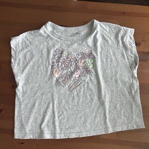 Gray Cropped T-Shirt with Floral Heart Design